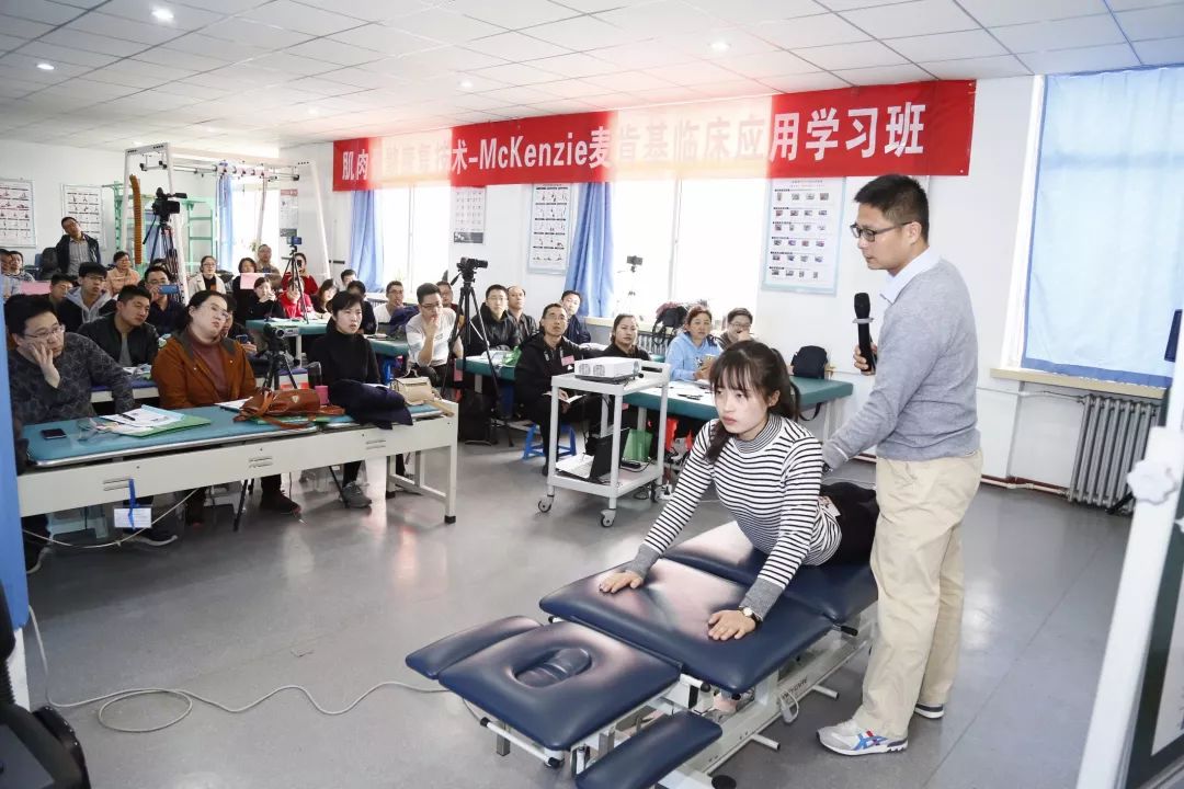 ▲朱老师现场为大家示范临床诊断要领之一