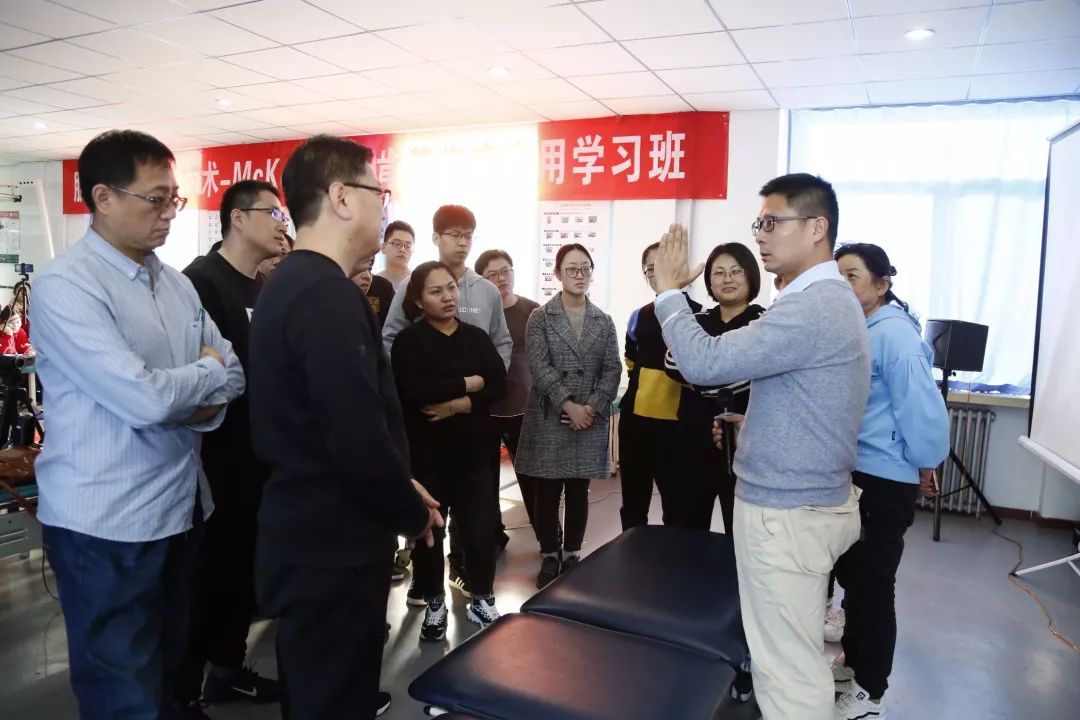 ▲朱老师在课程中与学员互动