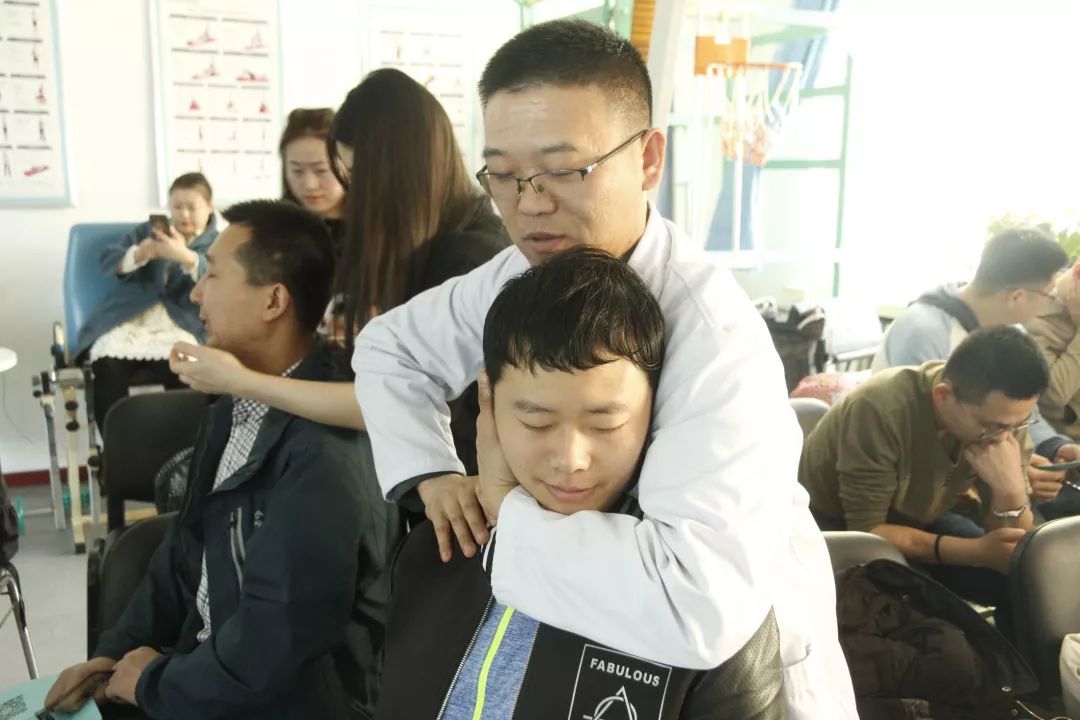 ▲学员实操McKenzie手法演练