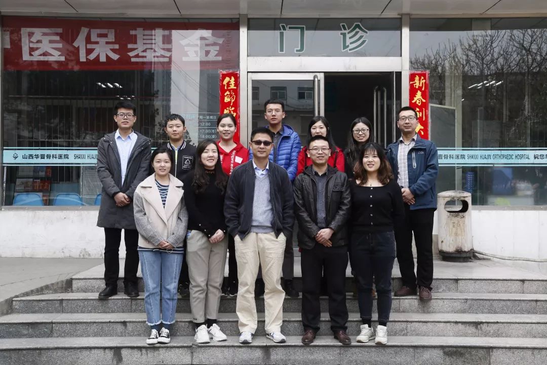▲康复医学科部分成员与朱老师合影